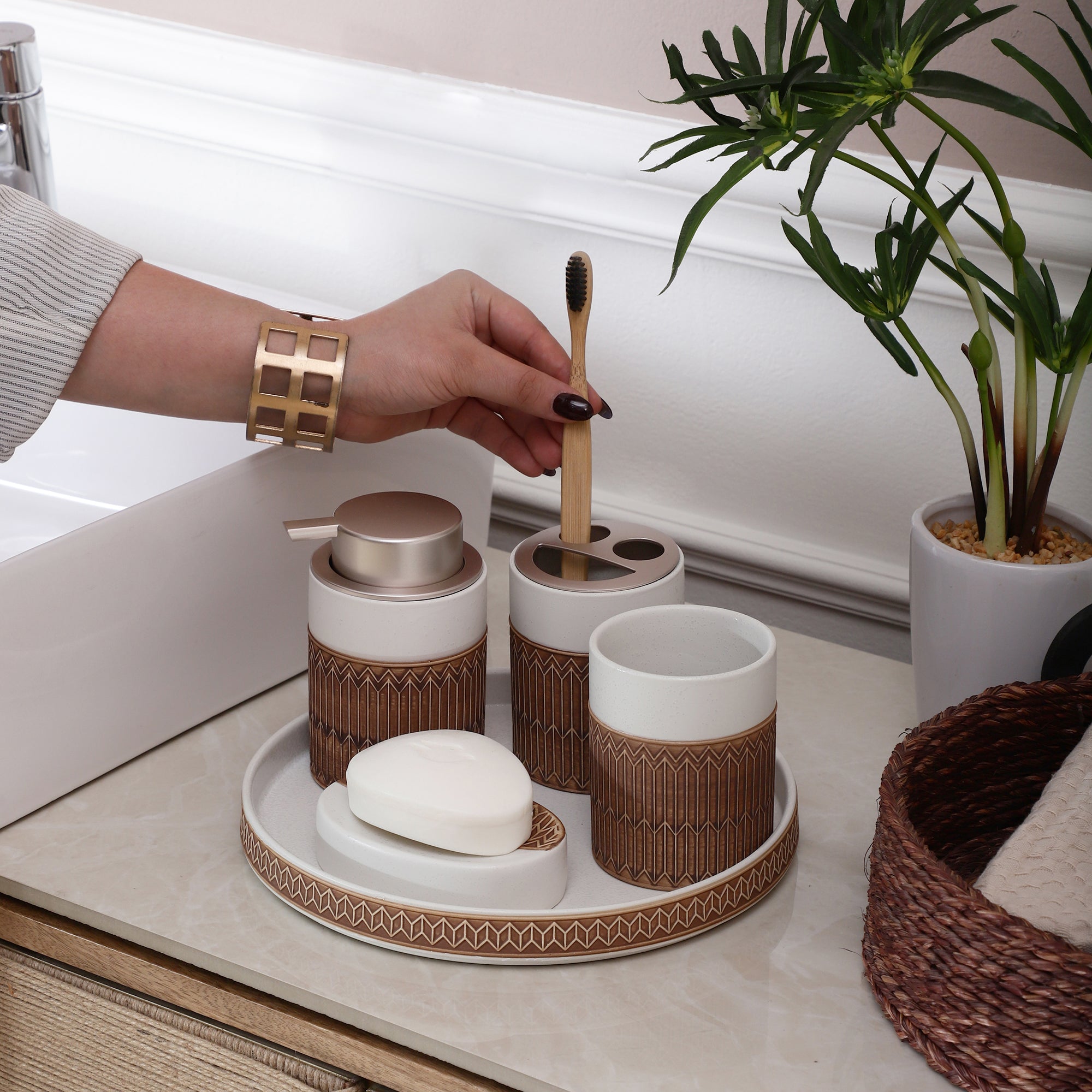 Aztec Pattern 4 Piece Bath Set (White)