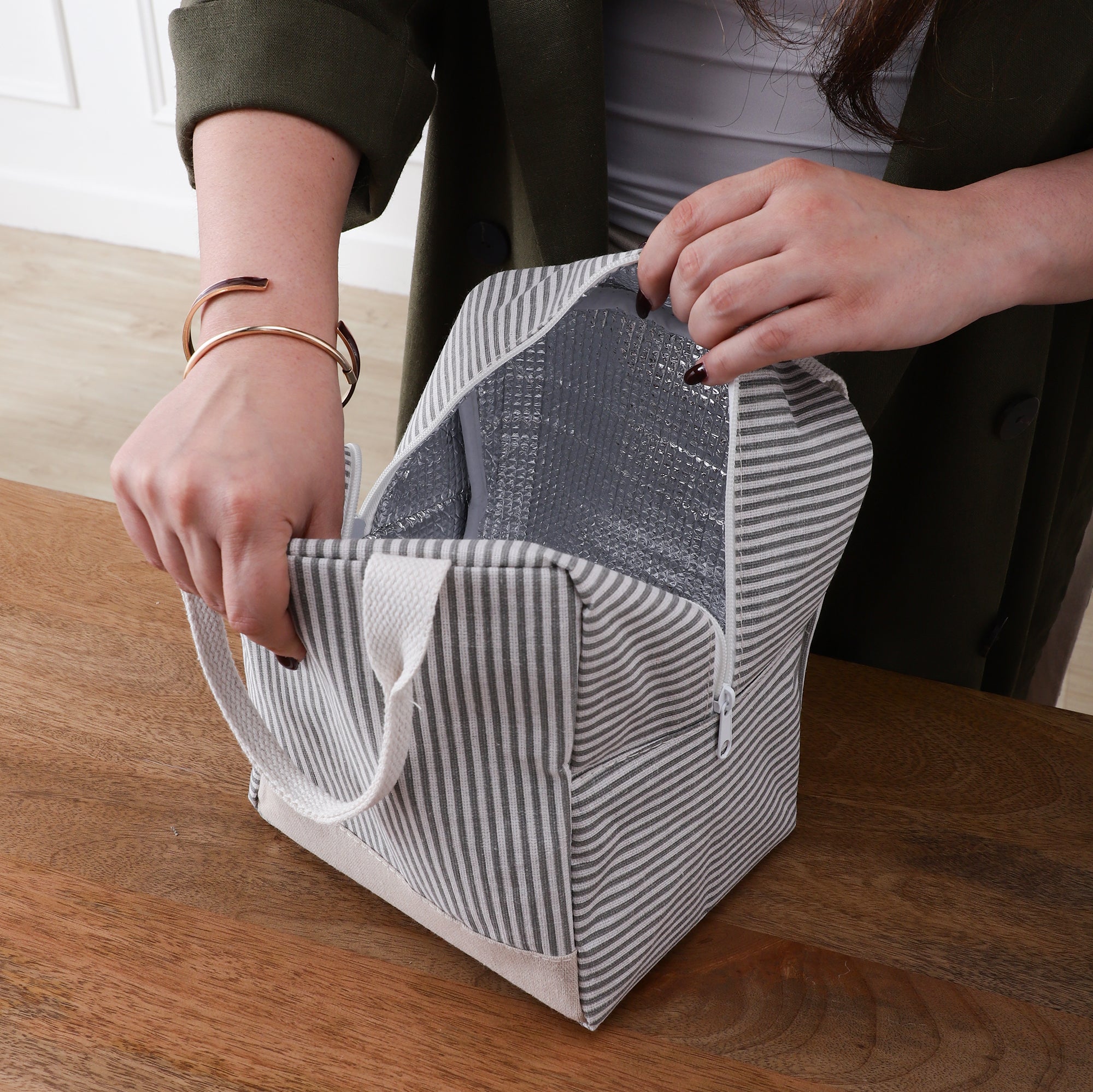 Modern Stripped Insulated Lunch Bag (Grey)